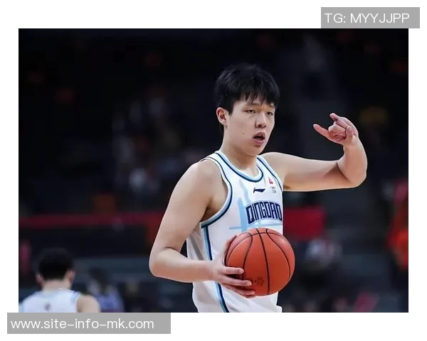 杨瀚森在第三节表现出色应该在第四节继续上场争取胜利