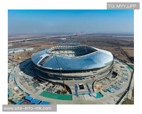 黄河体育中心足球场天空骨架成功吊装迎来建设新阶段